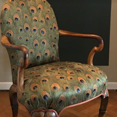 Stuhl mit grünem Polster